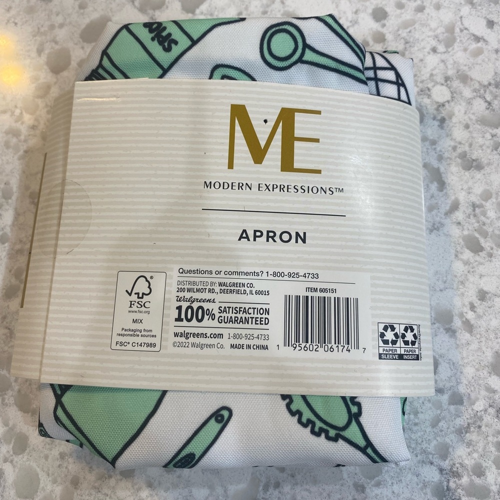 NWT Modern Expressions apron, white with light green/black kitchen tools. - Picture 4 of 7